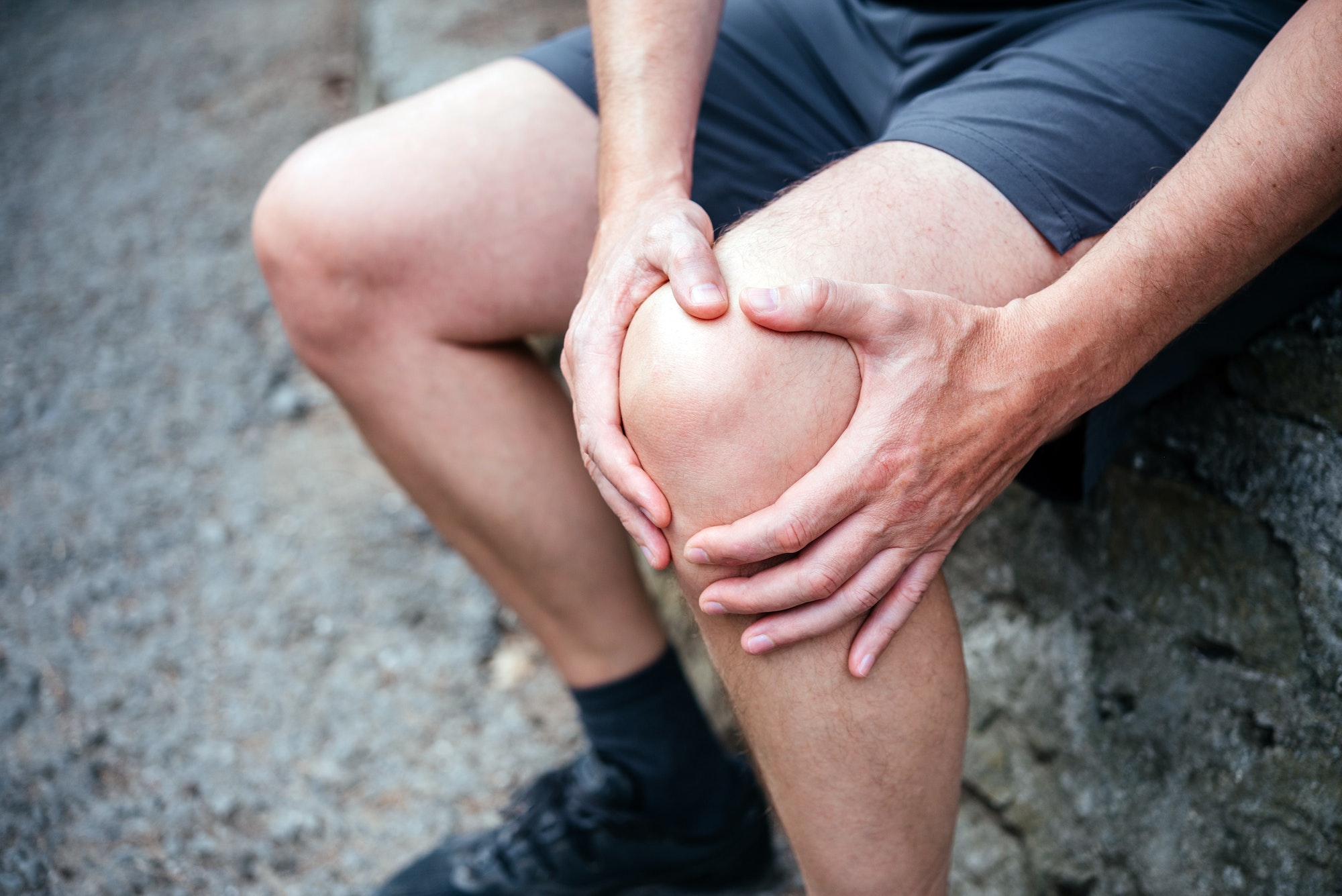 Male athlete having patellofemoral pain syndrome, common sports injuries
